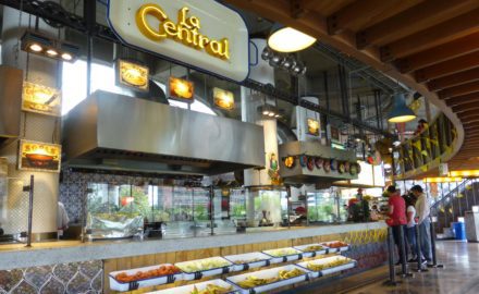 Plaza de Andres in the Hacienda de Santa Barbara shopping center (Usaquén) offers several fast casual dining concepts in one venue.