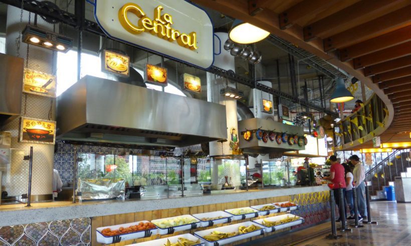 Plaza de Andres in the Hacienda de Santa Barbara shopping center (Usaquén) offers several fast casual dining concepts in one venue.