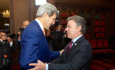 Colombian President Juan Manuel Santos (right) welcomes US Secretary of State John Kerry to Colombia