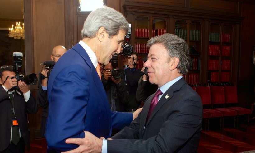 Colombian President Juan Manuel Santos (right) welcomes US Secretary of State John Kerry to Colombia