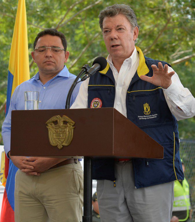 President Santos discusses Isagen from Santa Marta, where he attended the presentation of new municipal water resources. (Photo courtesy of the Presidencia de Colombia)