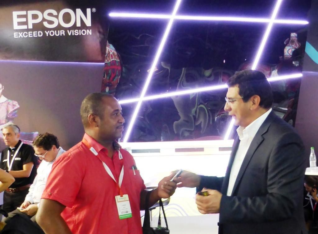 Finance Colombia's Loren Moss (left) with Epson general manager Francisco Valderrama at Colombiatex 2016
