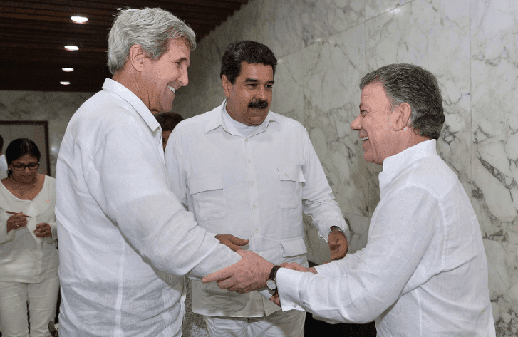 Colombian President Juan Manuel Santos shakes hands with U.S. Secretary of State John Kerry as Venezuelan President Nicolás Maduro looks on. (Credit: Office of the President of Colombia, Efraín Herrera - SIG)