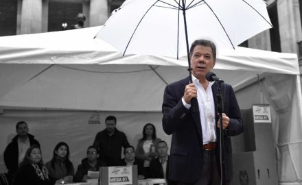 santos colombia peace vote FARC umbrella bogota plebiscite