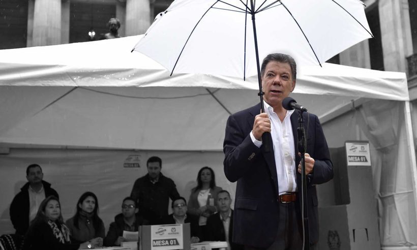 santos colombia peace vote FARC umbrella bogota plebiscite