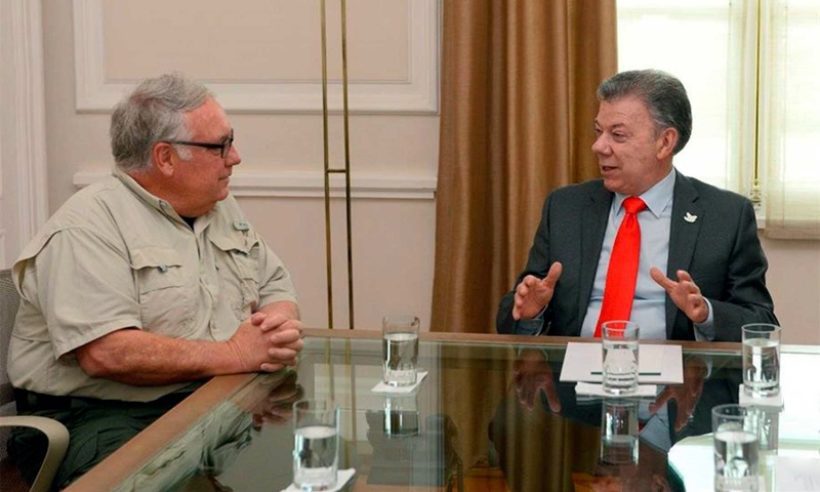 Howard Buffett, son of U.S. tycoon Warren Buffett, has donated $32 million to Colombia peace process Juan Manual Santos (Credit: Presidencia de la Republica)