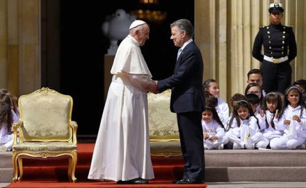 Pope Francis and Colombian President Juan Manuel Santos embrace at the Casa de Nariño in Bogotá. (Credit: Presidencia de la República)