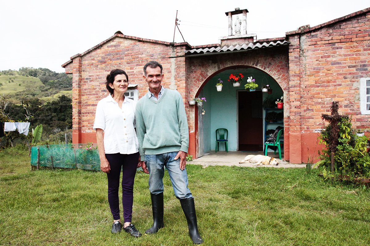 Sucre's farmers are staunch opponents of mining projects in their region. Many people in Sucre raise cattle for dairy products, others grow blackberries. (Credit: Juan Carlos Higuera)