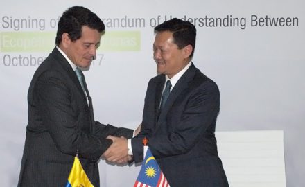 Photo: Ecopetrol President Felipe Bayón and the Petronas executive Datuk Mohd Anuar Taib in Bogotá during the Colombian Congress of Oil and Gas. (Credit: Ecopetrol)