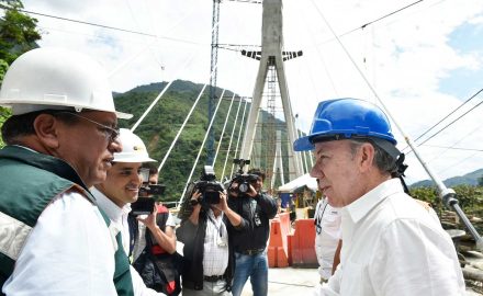 In November 2017, Colombian President Juan Manuel Santos visited the vast suspension bridge as it was nearing completion. (Photo credit: Presdencia de la República / César Carrión, SIG)