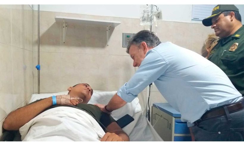 Colombian President Juan Manuel Santos visits one of the people wounded during the Saturday morning attack in Barranquilla. (Credit: Presidencia de la República / SIG)