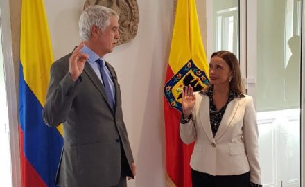 Bogotá Mayor Enrique Peñalosa formally welcomes María Consuelo Araújo as the new head of the capital's Transmilenio bus rapid transit system. (Credit: Alcaldía de Bogotá)
