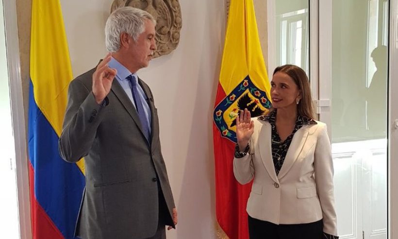 Bogotá Mayor Enrique Peñalosa formally welcomes María Consuelo Araújo as the new head of the capital's Transmilenio bus rapid transit system. (Credit: Alcaldía de Bogotá)