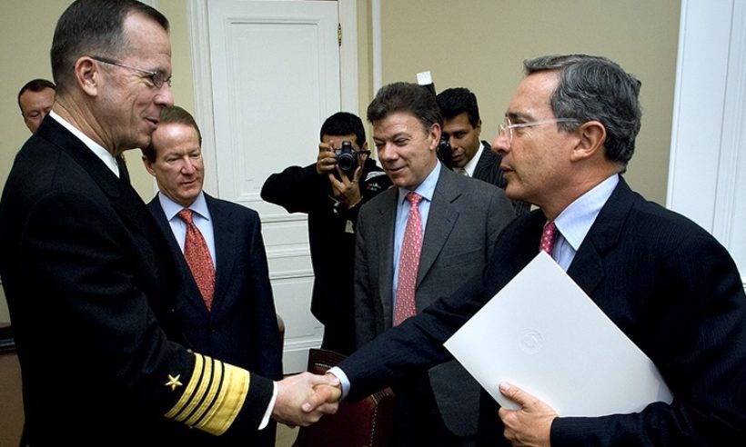Photo: Before they were bitter political rivals, then-President Álvaro Uribe (right) and his then-Defense Minister Juan Manuel Santos (center) meet with U.S. officials in Washington. (Credit: U.S. Department of Defense)