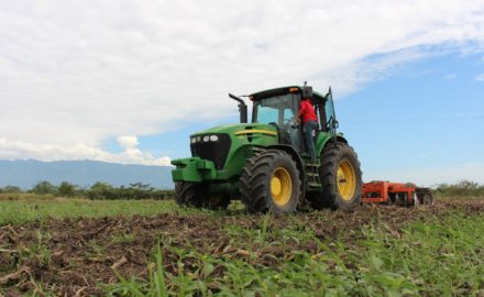 Colombia Agriculture: A tractor on the farm. (Photo credit: afelipeug / Pixabay)