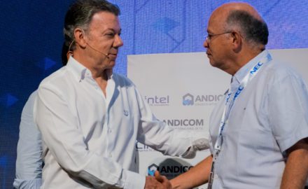 Manuel Martínez of CINTEL (right) shares the stage with Colombian President Juan Manuel Santos at Andicom 2017 in Cartagena. (Photo credit: Jared Wade)