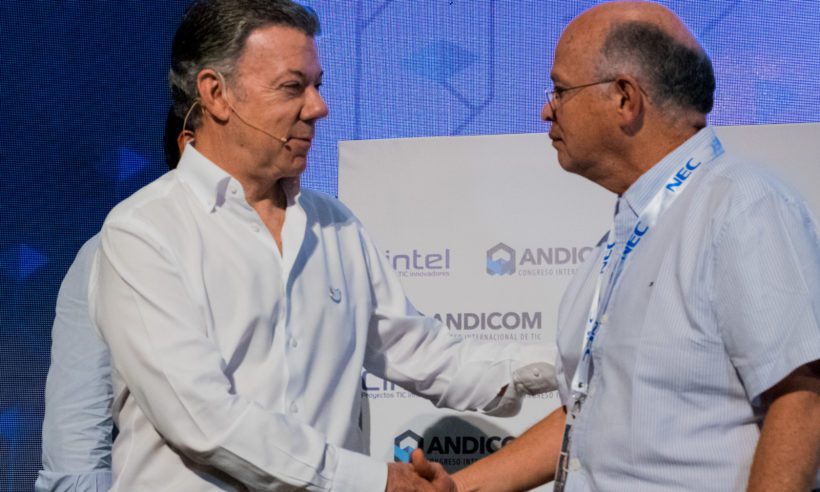 Manuel Martínez of CINTEL (right) shares the stage with Colombian President Juan Manuel Santos at Andicom 2017 in Cartagena. (Photo credit: Jared Wade)