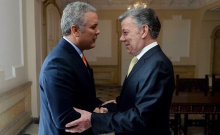 President Juan Manuel Santos welcomes his successor, Iván Duque, to the Casa de Nariño. (Photo credit: Presidencia de la República / Nelson Cárdenas, SIG)