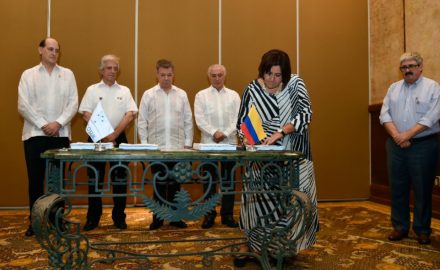 Colombian Commerce Minister María Lorena Gutiérrez signs the agreement to deepen ties between Colombia and Mercosur. (Credit: Ministry of Commerce / MinCIT)