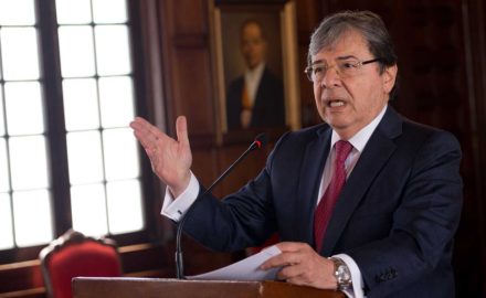 Carlos Holmes, foreign affairs minister of Colombia, announces the nation's decision to withdraw from UNASUR. (Credit: Presidencia de la República)