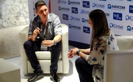 Photo: Sergio Bedoya of Virtual Llantas discusses his company’s Digital Transformation Award at Andicom 2018 in Cartagena. (Credit: Jared Wade)