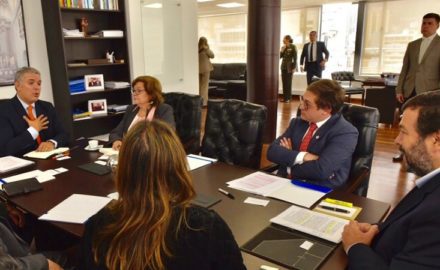 President Iván Duque (far left) meets with Defensoría del Pueblo head Carlos Negret and the DPC staff. (Photo credit: Defensoría del Pueblo / DPC)