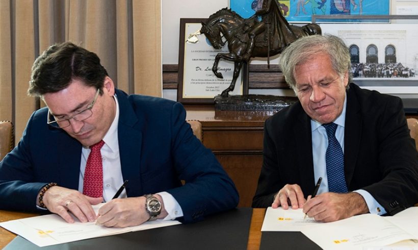 Photo: Asobancaria President Santiago Castro (left) and OAS Secretary General Luis Almagro (right) sign the cybersecurity cooperation agreement in Washington. (Photo credit: Juan Manuel Herrera/OAS)