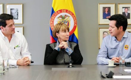 President Felipe Bayón (left) and USO President César Loza (right) finalized the labor agreement at the Ministry of Labor in Bogotá today alongside Minister of Labor Alicia Arango. (Photo credit: Ecopetrol)