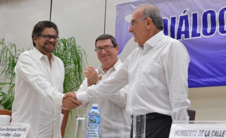Chief peace negotiator for the Colombian government, Humberto de la Calle (right), shakes hands with FARC representative Iván Márquez in Havana, Cuba, to signify that a peace deal has been reached. (Photo credit: Presidencia de la República)