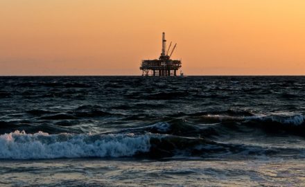 Oil rig (Photo credit: Catmoz / Pixabay)