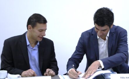 José Kling (l), vice president of sales for Latin America and the Caribbean for GE Aviation finalizes the CFM jet deal with Feliz Antelo, CEO of Viva Air (r). Photo credit Loren Moss