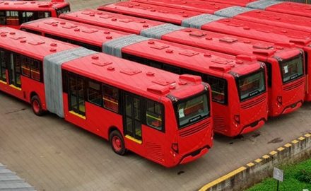 Buses nuevos de Transmilenio en la planta de carrocera de Pereira