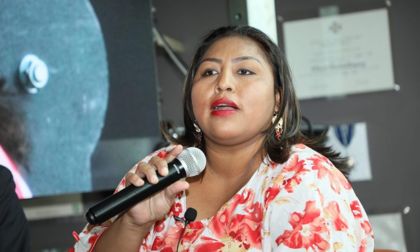 The Wayúu indigenous people inhabit the La Guajira Penninsula, a that forms a natural border between Colombia and Venezuela. The arid, almost desert-like terrain is sparsely populated and isolated from the rest of Colombia by Colombia’s highest mountain, the snow-capped Sierra Nevada de Santa Marta. The area is also isolated politically, suffering from neglect and a lack of investment by Colombia’s national government in Bogotá. Bordering Venezuela, the picturesque, sparsely populated region is attractive to violent criminals, land thieves, smugglers and fugitives from justice in either Venezuela or Colombia. Many local politicians in the departmental capital of Riohacha are notoriously corrupt, often going from office straight to prison after conviction. Exacerbating the situation, the area has been suffering a severe drought that started in 2013 and shows no signs of abating. Adding to the climate challenge, the collapse of neighboring Venezuela’s economy has sent thousands of refugees, often penniless (peso-less), fleeing across the border. La Guajira is the first Colombian territory they come to when crossing via the border town and contraband bazaar of Maicao. The region and the people that are struggling to support themselves despite national government neglect, local government corruption and theft of what few resources do get through, now are doing their best to share their sparse resources with their neighbors who have fled into the peninsula to escape economic collapse, political oppression, and starvation across the border in Venezuela. La Guajira is not without resources though. Vast natural gas fields lay under the desert surface, and US based petroleum supergiant Chevron (NYSE: CVX) has been in the area for four decades. In fact, Chevron’s gas wells lie in the heart of Wayúu lands, and most importantly, the company is present with the blessing and the consent of the Wayúu people. Chevron has been a source of employment and revenue for the Wayúu, and now has opened a food bank to help with the economic, climate, and social challenges that confront La Guajira. Monica Particia Barros Lopez, leader of the Epinayúu clan of the Wayúu people was recently in Chevron Texaco’s Bogotá regional headquarters to speak to dignitaries, including Colombia’s First Lady Maria Juliana Ruiz de Duque about sustainability, the challenges residents of La Guajira face, and the new food bank in La Guajira, supported by Chevron Texaco, The Diocese of Riohacha, The Sustainability Project For The Wayúu Community, and many corporate and distribution partners donating food and finances to support the joint effort. Finance Colombia executive editor Loren Moss was able to speak with Ms. Barros after her talk and panel discussion to better understand the situation in La Guajira, but also to understand the keys to the successful relationship between Chevron and the Wayúu community, and to learn if there are lessons that other multinational companies can apply in Colombia and around the globe. Finance Colombia: The Wayúu is an indigenous community here in Colombia. Could you tell me a little about the history of the Wayúu? Monica Barros: Our history goes back thousands of years. We have survived through time thanks to the deep-rooted philosophy that we have; a harmony between the land where we live, that we have inherited. That’s what compels us to be a certain way, The territory itself where we are [compels us], a territory that has survived in spite of the inclement weather, of the changes that we been through regarding industrialization. But first of all, we want to keep our traditions, we want to keep being what we are. Finance Colombia: The Wayúu people have always been self-sufficient, you’ve always lived of the land, you harvest your own crops and whatever you need to live on. When did the difficulties with the harvests and the water start? What are the origins of the challenges you’ve been facing in the La Guajira Penninsula in recent years? Monica Barros: This is because in one way or another, some traditions have been lost. In general, when we built our houses, we asked the trees that were there for permission. We told the tree that sadly we had to cut them that day or ask them for permission because we wanted to build our house there. So, we always asked for permission so that our existence was harmonious with the environment. Nowadays, the young people, the new generation, the new industrial projects don’t do this harmonization. The land, in one way or another, is rejecting us and telling us that we haven’t respected it, that we haven’t followed our traditions, that we have deviated, and that it’s necessary to go back to our traditions, to rescue them, and for that there needs to be a certain type of inter-cultural exchange that people are unaware of. If I don’t let you know, you will never know that to build, to develop a territory you need to ask permission from the spirits that are around. Finance Colombia: I know that Chevron has been a neighbor of yours for many years and this new food bank, this initiative that they’re doing there, what’s the importance of it for the Wayúu people there in La Guajira? Monica Barros: There’s a very important thing to highlight about Chevron. Chevron is a North American company that, despite its administrative policies, adapted itself to our cultural traditions, and that before starting a process of negotiation said that they had to start an inter-cultural process, to get to know our traditions, and that’s the reason why today we have a good relationship, because developing our relationship [between Chevron & the Wayúu] wasn’t traumatic. since they first learned from us what could be done and what couldn’t be done, the limits of what is respectful and what isn’t. Nowadays we can say that Chevron is an ally that has been absorbed into our family as a friend and as a relative, with whom we have made new alliances, new strategies, new knowledge, and basically the example of a good relationship. Finance Colombia: What is the key? We have readers that are foreign investors, that constantly are investing more and more in Colombia. What is the key for these companies, especially the big ones, the international ones: How can they be profitable, but to make those profits in harmony with the land, and also with the local communities, with the local people? What is the key? What message would you send to these multinational companies? If they want to do business, how can do it correctly, how can they do it fairly? How can do it right and bring benefits for everyone: for the land, for the communities, for the governments, and also for the investors? Monica Barros: The most important thing, like I’ve always said, is investing in the relationship, the inter-cultural exchange, developing administrative policies and practices of coexistence. When these spaces are created and there are investors and people that want to support us, they should always ask how they can come in, how do we think that the interaction has to be, what the navigation route that we as the Wayúu community, as entrepreneurs suggest they follow, since they come with a different background, a different vision. The primordial thing is the communication, the inter-cultural aspect, and to keep a good relationship. Finance Colombia: What role does education and employment play in this? Monica Barros: In general, those things should always go together. There always has to be exchanges regarding education, regarding organizational structure, regarding survival, inter-cultural exchanges, because the most important thing here is to exchange your vision for my mission, and we then sit down to talk about how we’re going to proceed. Like I tell you, we’re deeply-rooted, we’re very traditionalist, generally we don’t change a lot of what we have as traditions, but we’re open for dialogue, the primordial thing here is the dialogue, to be able to reason and so there can be productive processes between the companies and the community. Finance Colombia: What is your role in the community? Monica Barros: I have a Wayúu-Epinayuu foundation, we’re trying to get organized to best channel and direct the aid coming in, and so within this inter-cultural exchange we can have channels of communication that don’t go through the government as an intermediary, but more direct between the company and the community, between the person and the community, without intermediaries. Finance Colombia: Excellent. Thank you and much success to your efforts. You’ve been very generous with your time.