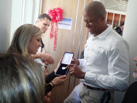 Chevron’s CEO for Colombia Marc Payne (right)  presents the keys to Maria Restrepo, widow of fallen police officer Luis Eduardo Sierra Guerrero.