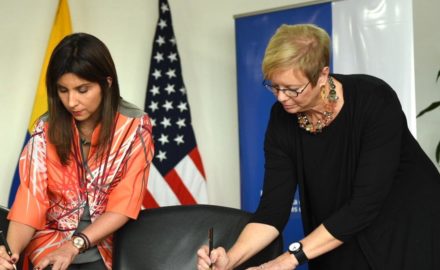 Photo courtesy US Embassy: Maria Victoria Angulo, Minister of Education of Colombia and Diane Jones, Principal Deputy Undersecretary for the U.S. Department of Education, signed the document benefiting the Afrocolombian population.