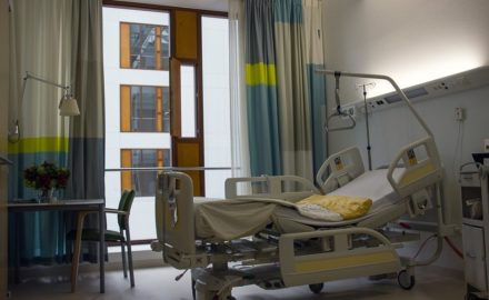 Hospital room Image by Cor Gaasbeek from Pixabay