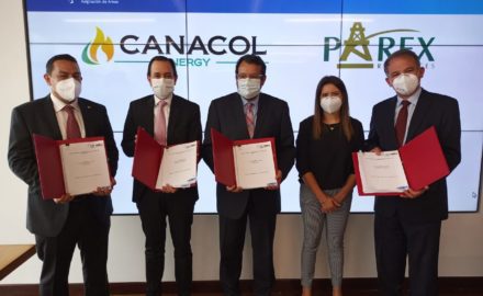 En la foto, de izquierda a derecha aparecen: Andrés Valenzuela, Representante Legal de CNE Oil & Gas, Diego Mesa Puyo, Ministro de Minas y Energía, Armando Zamora Reyes, Presidente ANH, María Jimena Yáñez Gelvez, Vicepresidenta de Promoción y Asignación de Áreas - ANH y Rafael Pinto, Representante Legal de Parex Resources, durante la firma de contratos del tercer ciclo del Proceso Permanente de Asignación de Áreas en las instalaciones de la ANH - Diciembre 1 de 2020. Foto: ANH.