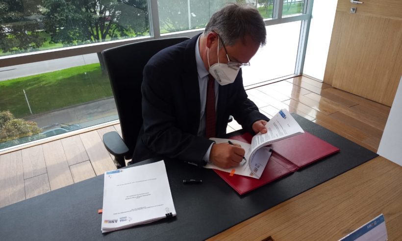 Rafael Pinto, Representante Legal de Parex Resources, durante la firma de contratos del tercer ciclo del Proceso Permanente de Asignación de Áreas en las instalaciones de la ANH - Diciembre 1 de 2020. Foto: ANH.