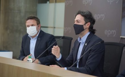 EPM General Manager Alvaro Rendón (left) with Medellín Mayor Daniel Quintero (photo credit: EPM)