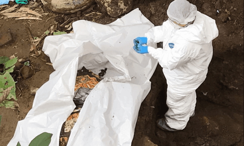 La policía judicial exhumó un cuerpo en un lote del barrio Los Naranjos de Armenia, para establecer si se trata de la señora Betty Vallejo Reyes.