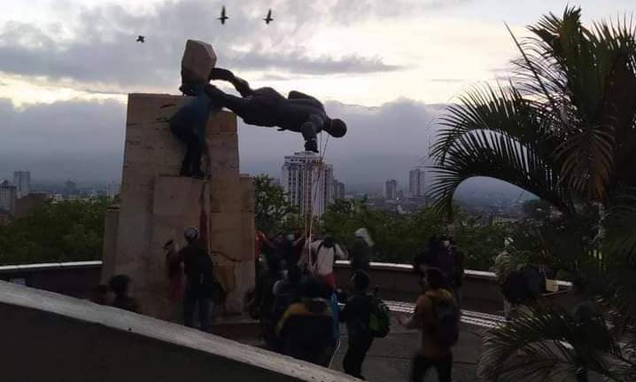 In Cali, members of the Misak indigenous tribe and their allies tumbled the statute of 16th century “conquistador” Sebastián de Belalcazar: a hardened criminal sentenced to death by the Spanish for murder and treachery, but also credited with founding of the cities of Quito & Guayaquíl in Ecuador, and Popayán & Cali, Colombia.