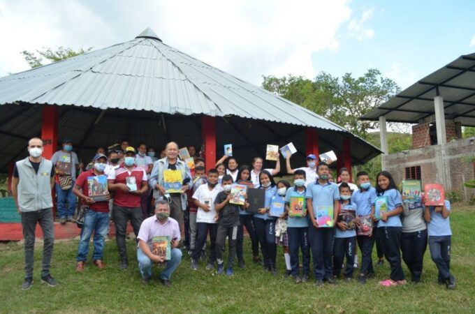Viva and Fuerza de las Palabras worked in coordination with the Miranda mayor’s office, the Casa de la Cultura, and the Colombian army to deliver 2,800 books over three days to the rural and indigenous communities in the region. 