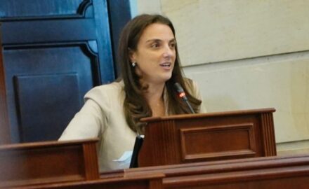 Karen Abudinen defends herself before Colombia's Congress (Photo: MinTIC)