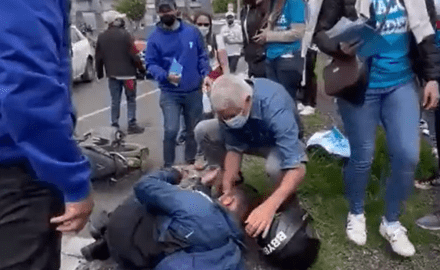 Peñalosa Attends To Petro Supporter Who Crashes After Insulting Him