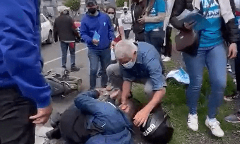 Peñalosa Attends To Petro Supporter Who Crashes After Insulting Him