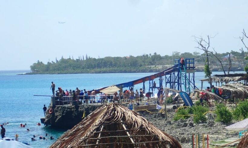 Above photo, La Piscinita, San Andrés © Loren Moss