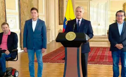 Wilson Ruiz Orejuela, Minister of Justice and Law, and Juan Gonzalo Botero Botero, Deputy Minister of Agricultural Affairs of the Ministry of Agriculture and Rural Development join President Ivan Duque at the podium and health minister Dr. Fernando Ruíz Gómez announcing the legislation.