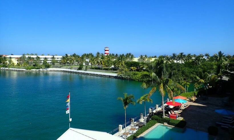 Grand Bahamas photo © Loren Moss