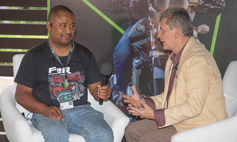 Finance Colombia's Loren Moss (left) interviews F2R organizer Guillermo Pajón.