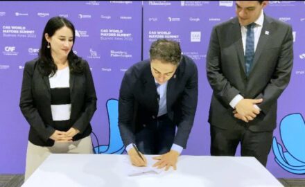 Mayor Quintero plays Captain Planet for adoring foreigners. (photo: Twitter)